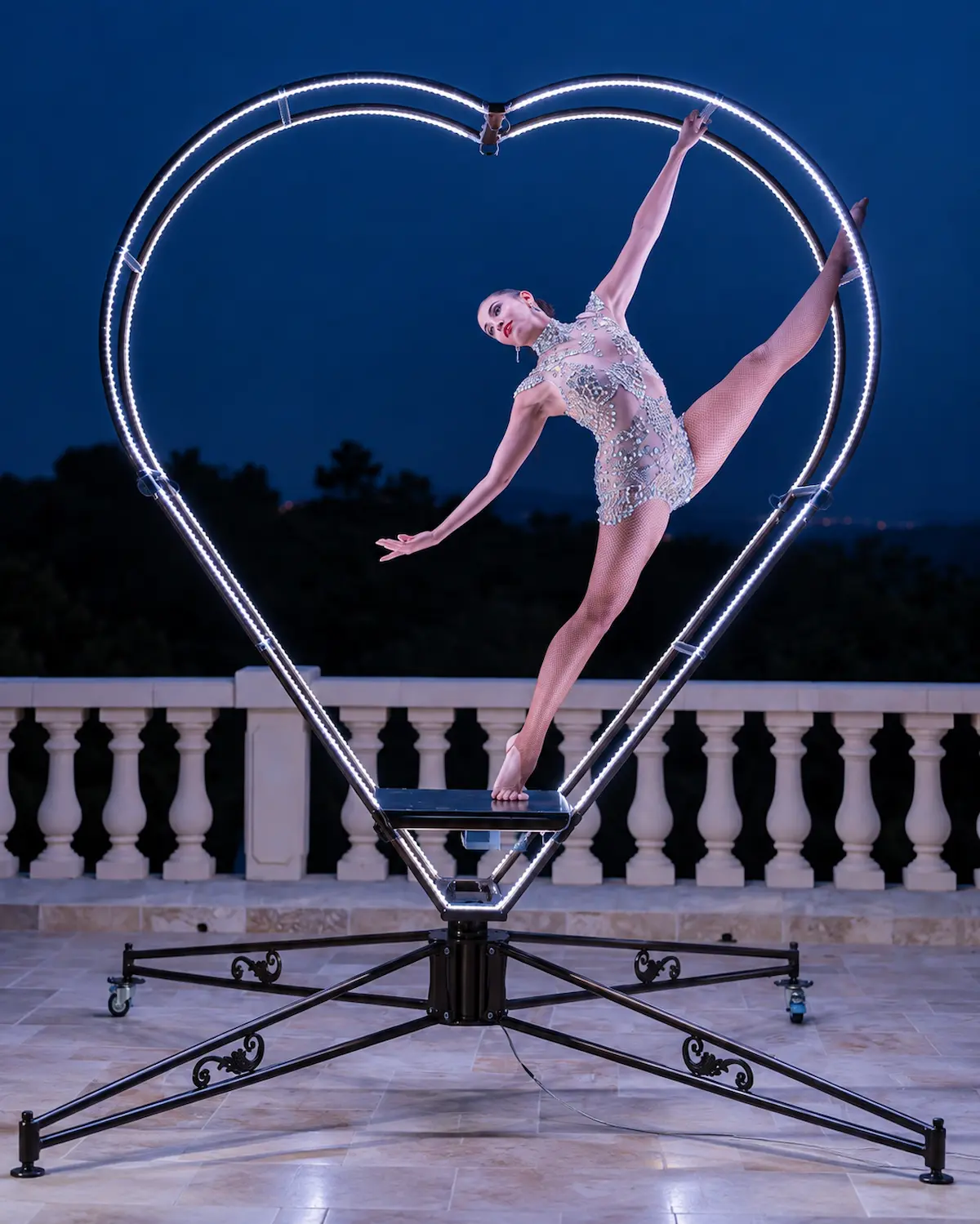 Performance au cerceau lumineux pour une soirée d’entreprise sur la Côte d’Azur