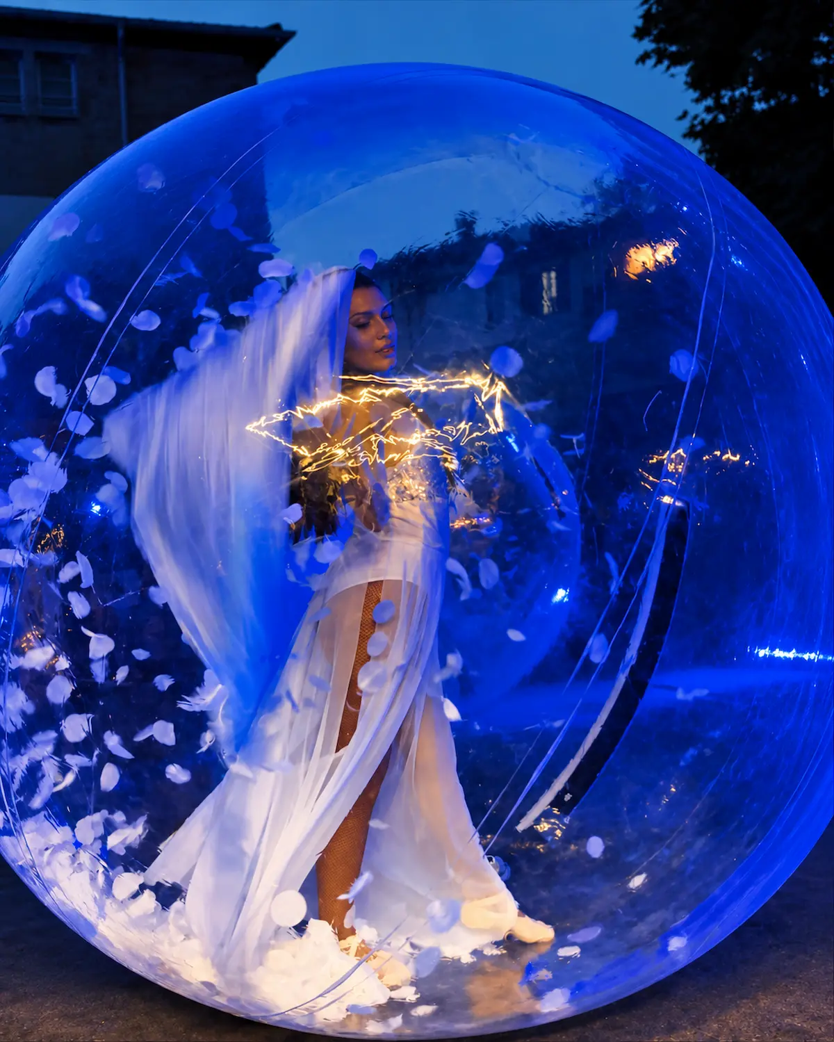 Danseuse dans une bulle géante lors d’une animation de soirée sur la Côte d’Azur