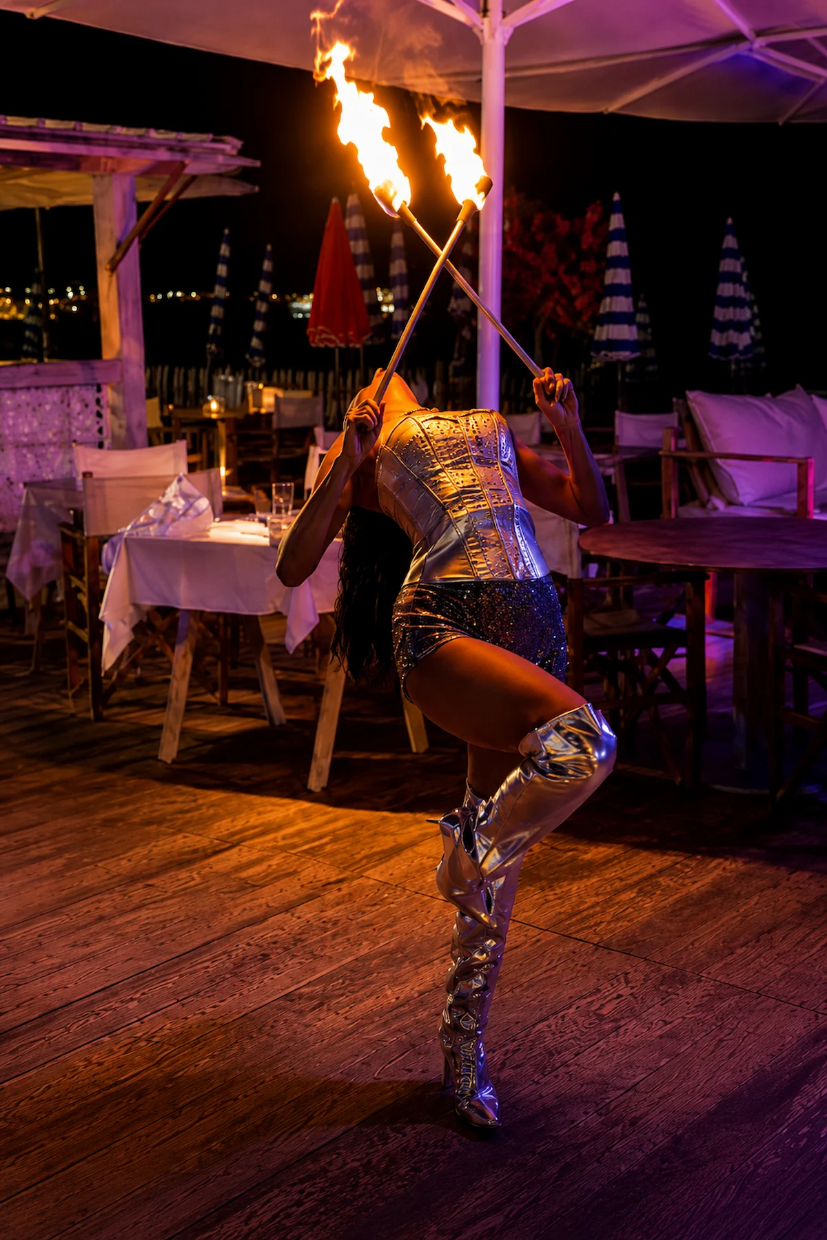 Artiste de feu lors d’un spectacle nocturne sur la Côte d’Azur