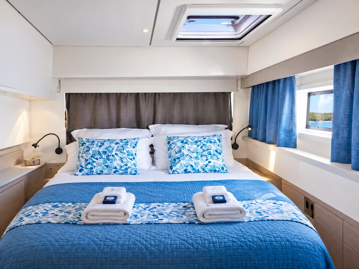 Cabine double d&rsquo;un catamaran sur la C&ocirc;te d&rsquo;Azur