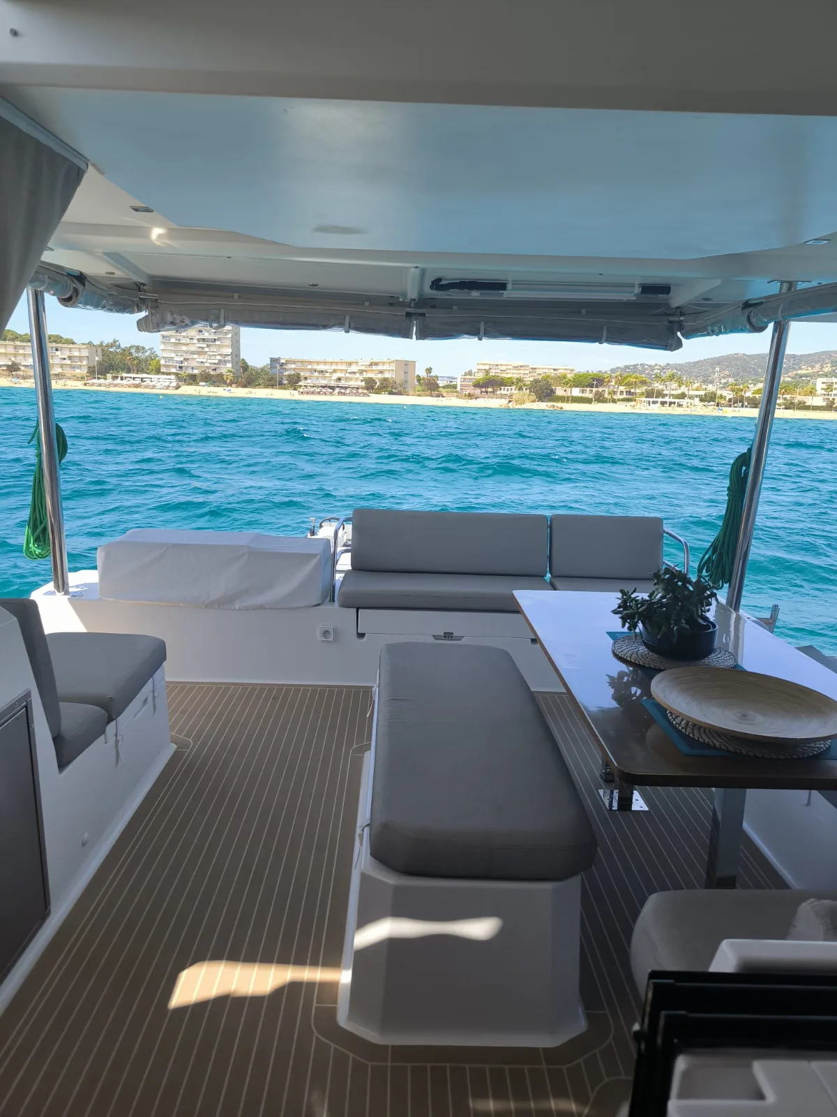 Espace arri&egrave;re d&rsquo;un catamaran avec vue sur la mer