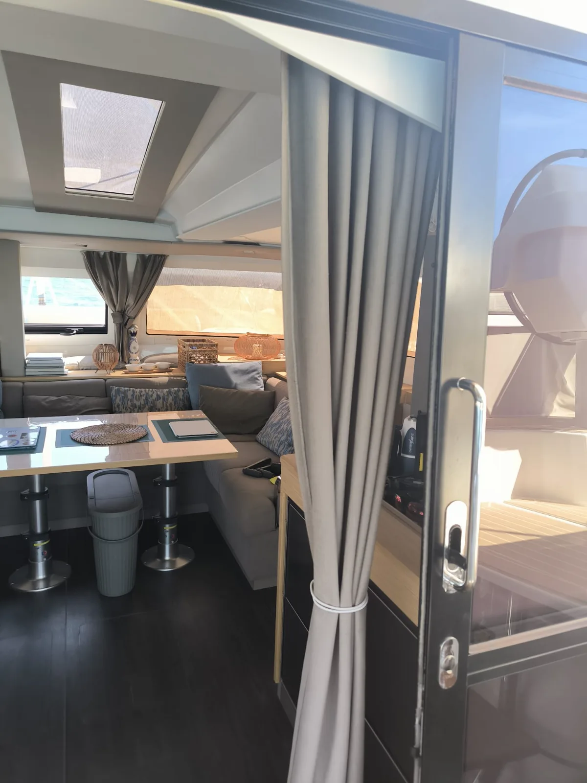 Salon int&eacute;rieur d&rsquo;un catamaran sur la C&ocirc;te d&rsquo;Azur