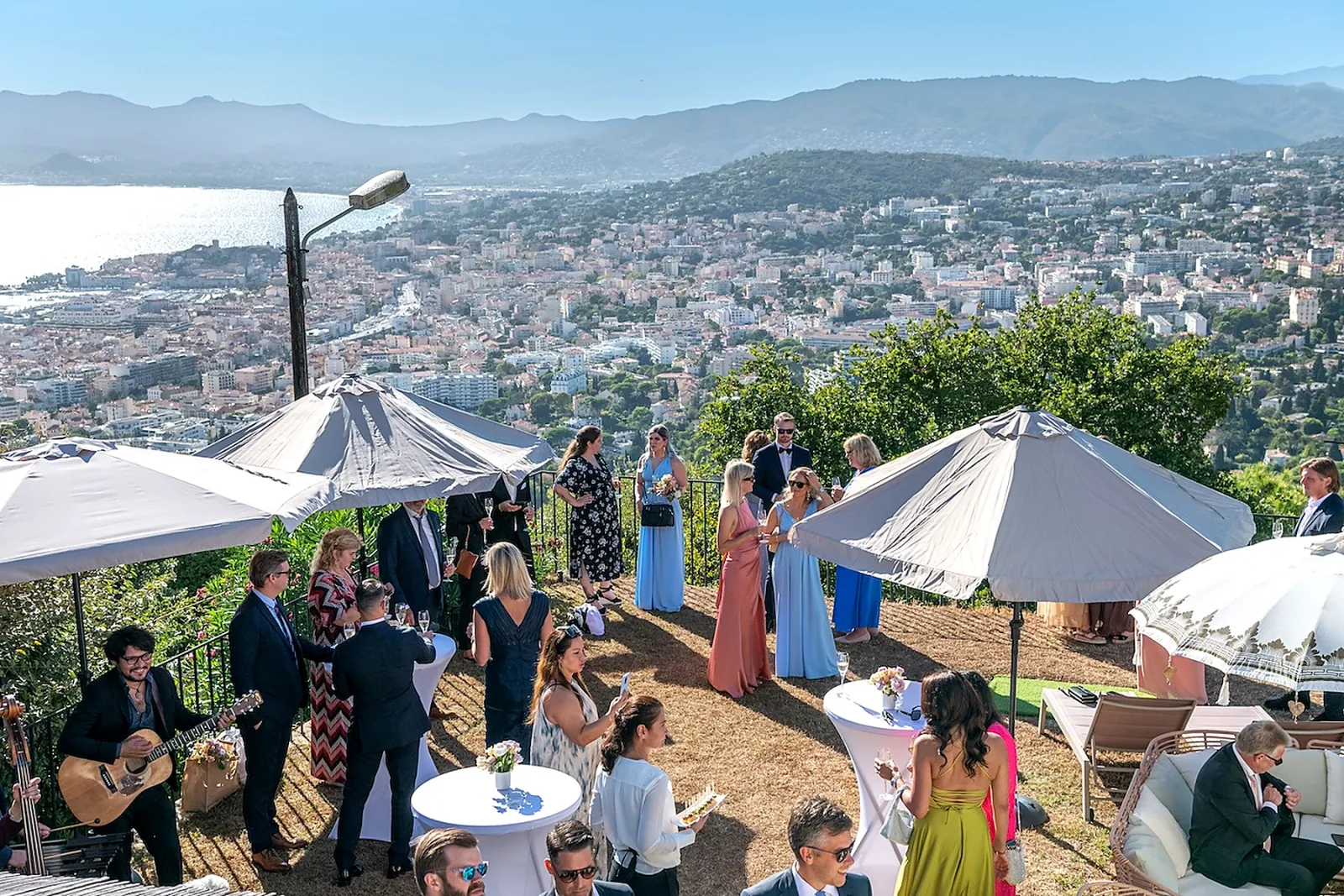 Cocktail avec musique live et vue sur Cannes