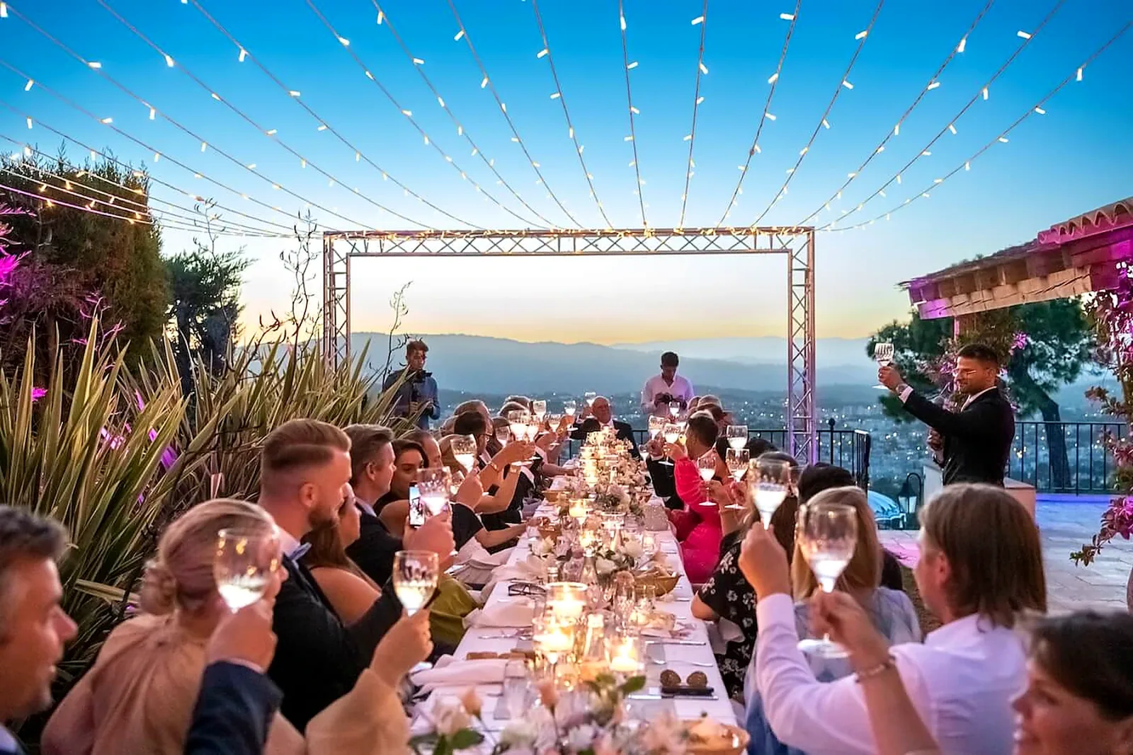 Dîner en terrasse dans une villa avec vue au coucher du soleil