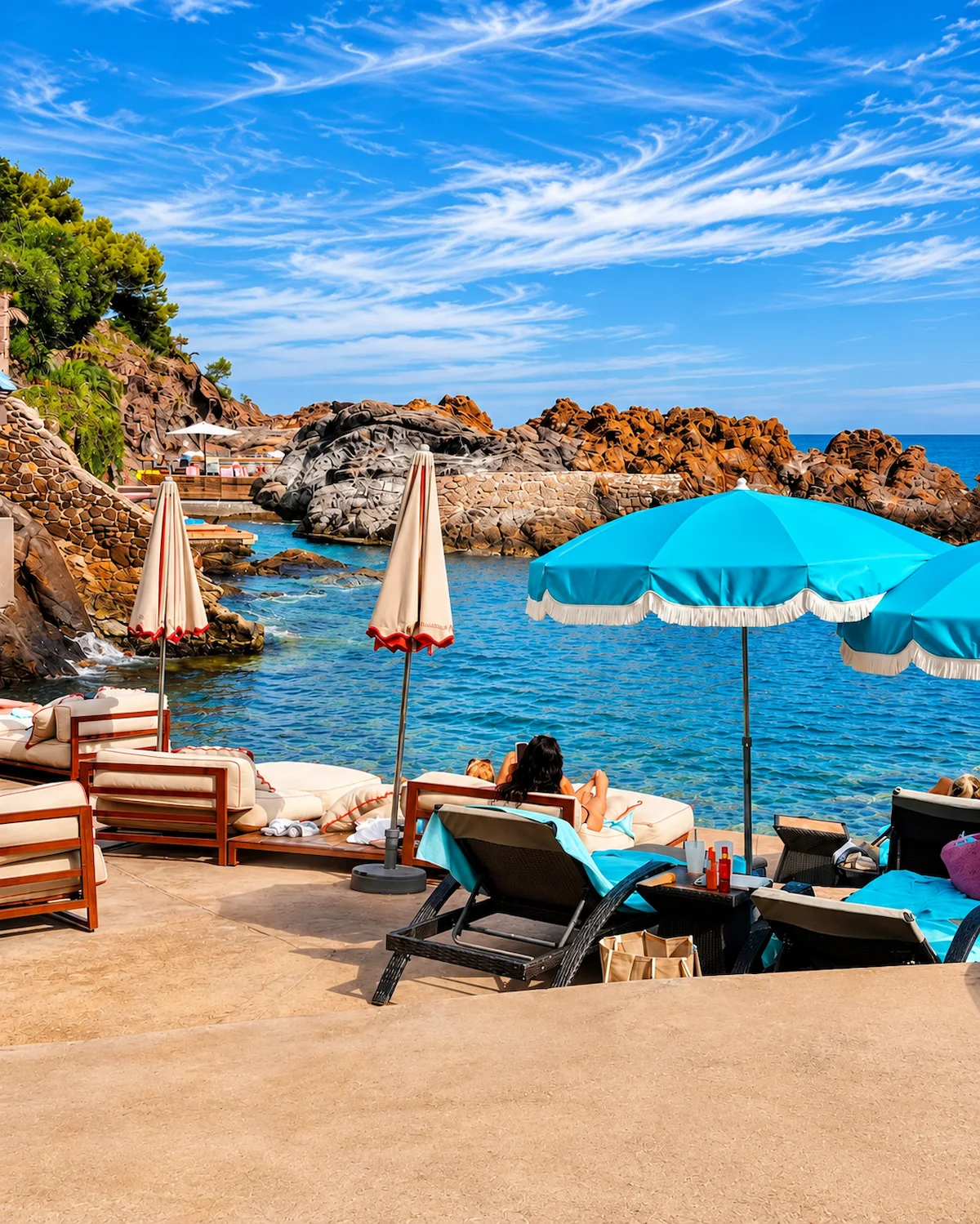Plage priv&eacute;e en bord de mer sur la C&ocirc;te d&rsquo;Azur