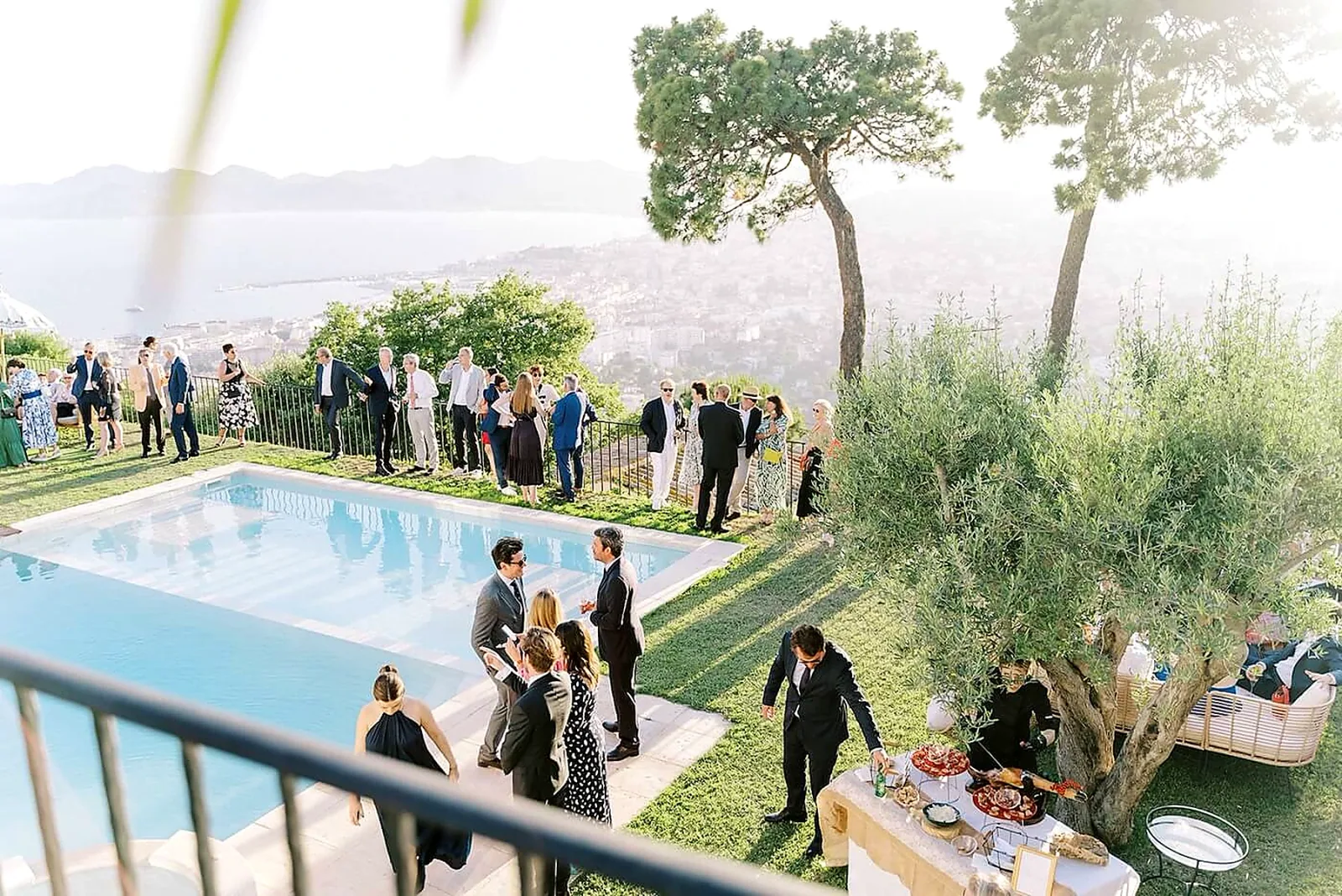 R&eacute;ception autour d&rsquo;une piscine dans une villa &agrave; Cannes