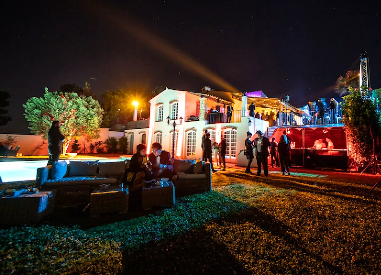 Villa éclairée accueillant une soirée privée