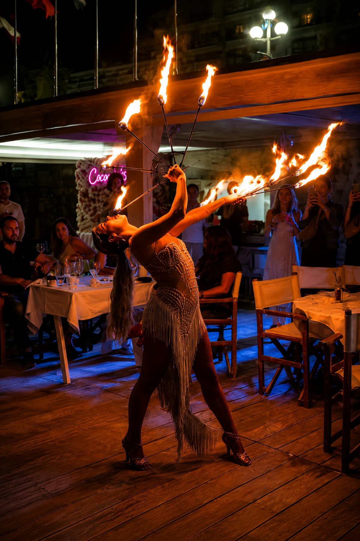 Artiste présentant un spectacle de feu devant les invités d’une soirée