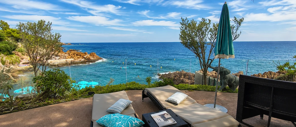 Terrasse ouverte sur la mer pouvant inspirer une demande en mariage sur la Côte d’Azur