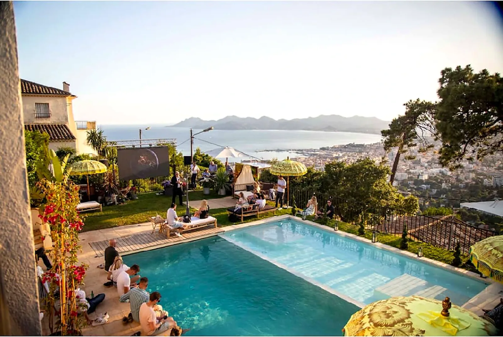 R&eacute;ception professionnelle dans une villa avec vue sur Cannes
